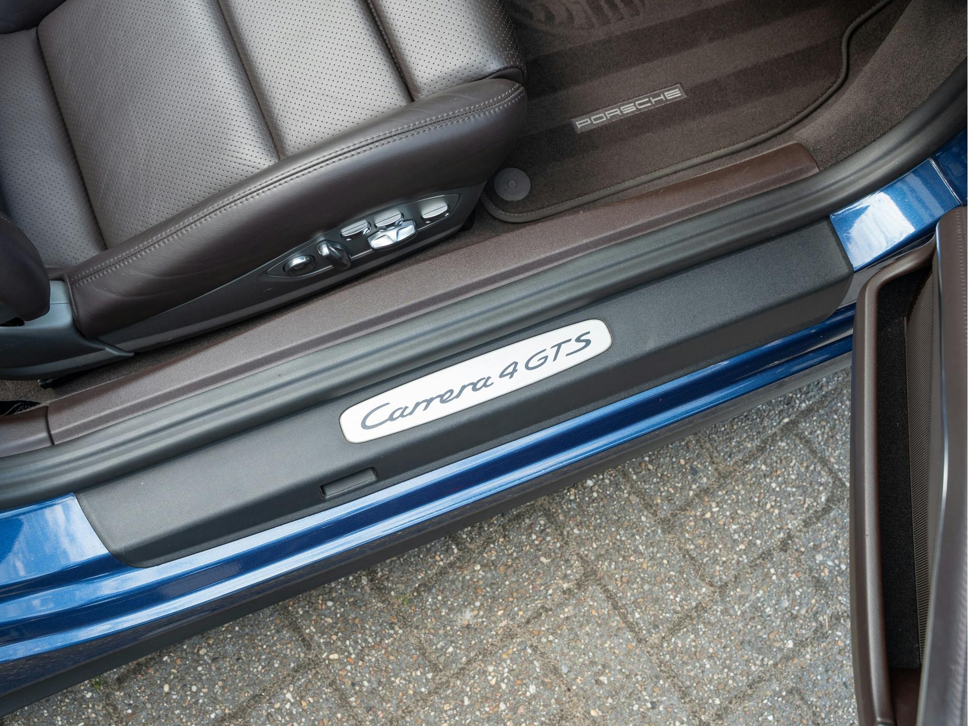 Porsche 911 Cabrio 3.0 Carrera 4 GTS | Blue Metallic Wrap | Bose | Adaptieve Sport-Stoelen